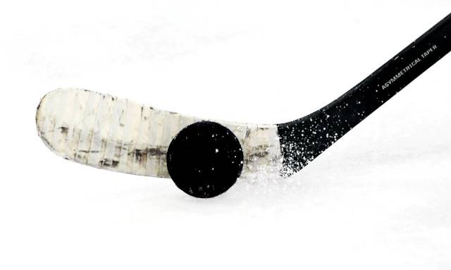 아이스하키에서 사용하는 퍽은 지름 7.6㎝, 두께 2.54㎝, 무게 170g의 고밀도 고무다. 시속 160㎞로 날아간다.