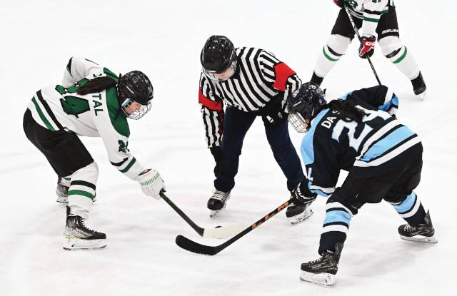 지난달 27일 경기도 하남 아이스박스 아이스링크장에서 심판이 지켜보는 가운데 로켓걸스와 트리걸스가 '3 ON 3' 리그 경기를 시작하고 있다.