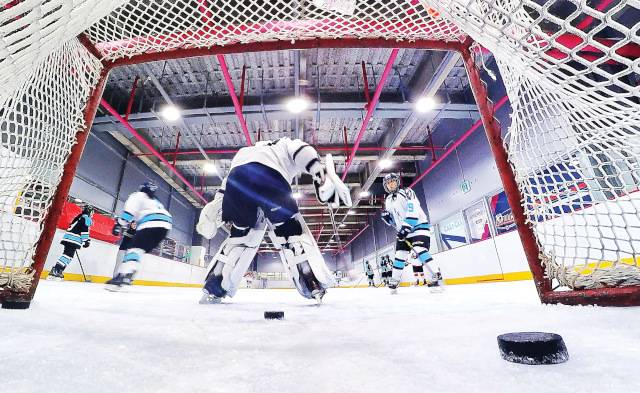 로켓걸스 팀원들이 지난 6일 서울 강남구 아이스웍스 역삼점에서 슈팅 연습을 하고 있다.