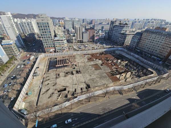 18일 오전 인천 계양구 계산동 1073 일대는 사업자의 부도로 2010년부터 공사가 중단, 9만8천961만㎡(약 3만평)의 부지가 회색 펜스가 가로막고 있고 내부에는 철골 등만 남겨져 있다. 박귀빈기자