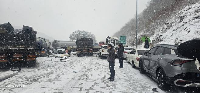 18일 오전 10시40분쯤 보성군 남해고속도로 초암산 터널 인근에서 차량 42대가 잇따라 충돌했다. /사진=뉴스1(전남소방본부 제공)