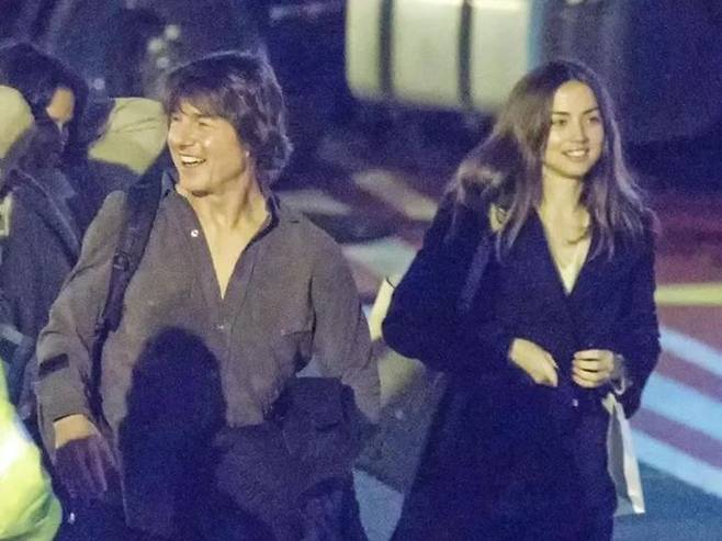 배우 톰 크루즈(62)와 영국 대표 첩보 영화 007 제임스 본드 시리즈의 '본드걸' 아나 데 아르마스(36)의 런던 데이트 현장이 포착됐다. /사진=엑스 갈무리