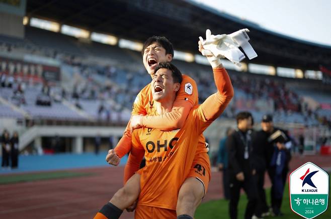 FC안양 골키퍼 김다솔이 K리그1 5라운드 MVP를 차지했다. 사진은 안양의 승격을 기뻐하는 김다솔 모습. /사진=뉴스1(프로축구연맹 제공)