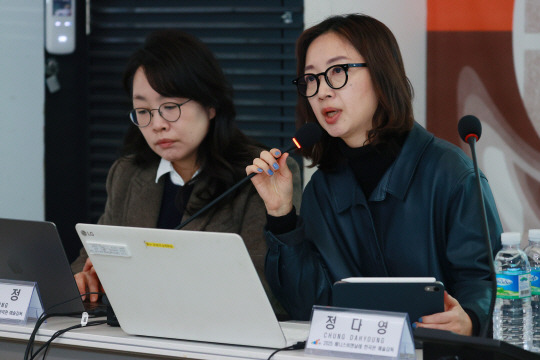 17일 오후 서울 종로구 아르코미술관에서 열린 2025 베니스비엔날레 제19회 국제건축전 한국관 전시 ‘두껍아 두껍아: 집의 시간’ 소개 간담회에서 정다영 예술감독이 전시 소개를 하고 있다. 연합뉴스