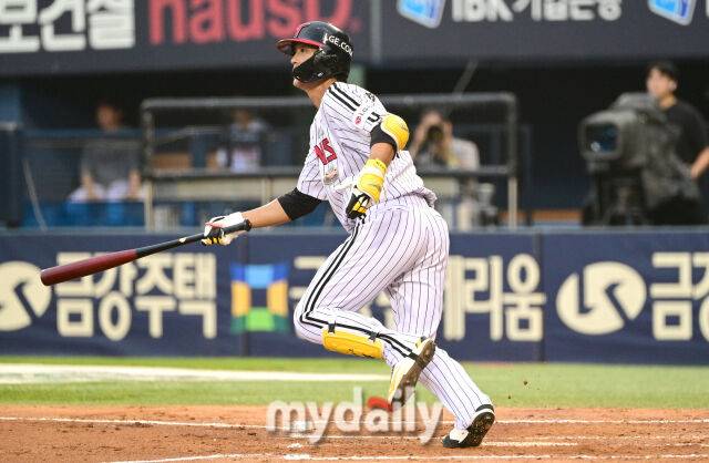 2024년 8월 17일 서울 잠실구장에서 '2024 신한 SOL Bank KBO리그, KIA 타이거즈와 LG 트윈스의 경기가 열렸다. LG 송찬의가 3회말 선두타자 안타를 치고 있다.