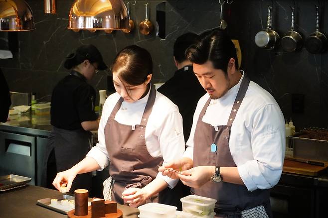요리 중인 윤대현, 김희은 셰프. 채상우 기자