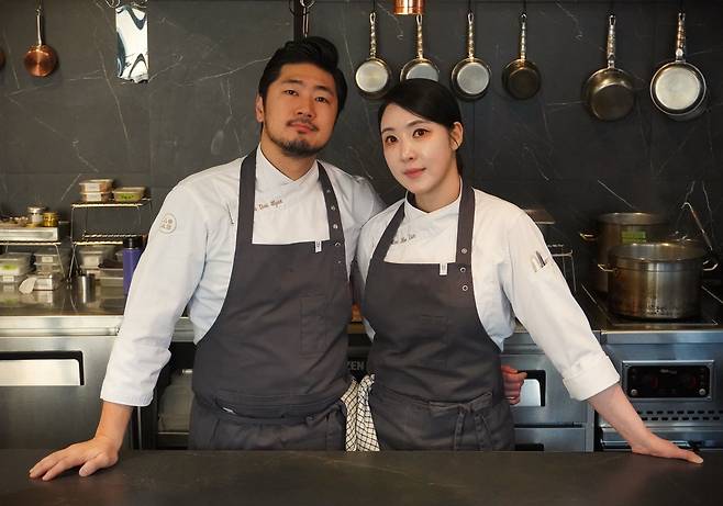 소울의 윤대현. 김희은 셰프. 둘은 부부이자 가장 든든한 동료다. 한식을 전공한 김희은 셰프와 양식을 공부한 윤대현 셰프는 서로의 색을 섞어 그들만의 한식을 만들고 있다. 채상우 기자