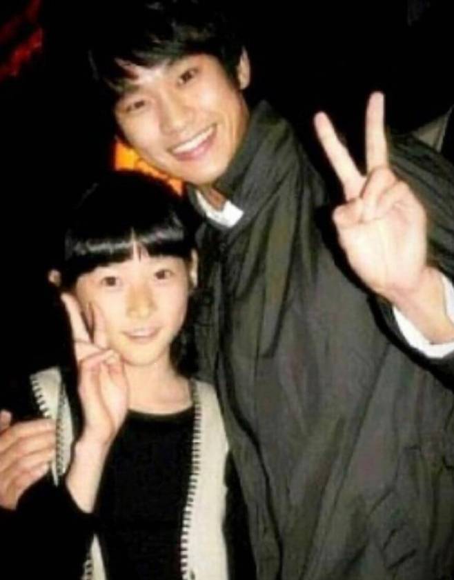 아역 배우 시절 김새론과 배우 김수현이 함께 찍은 사진. [온라인 커뮤니티 갈무리]