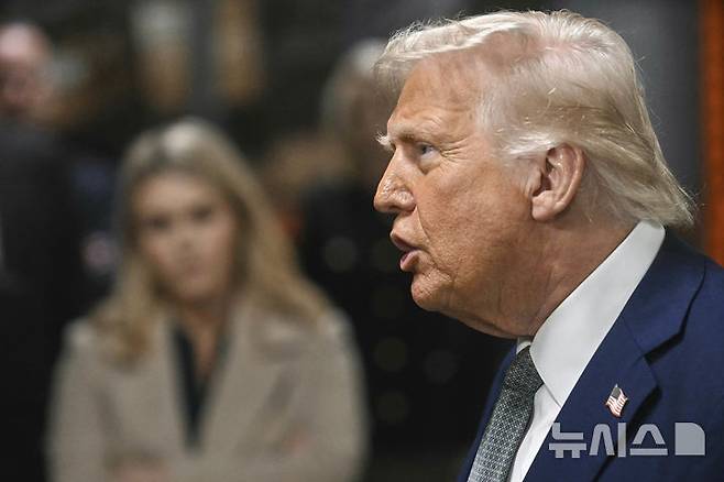 [워싱턴=AP/뉴시스]도널드 트럼프 미국 대통령이 17일(현지 시간) 미국 워싱턴DC 존 F. 케네디 공연예술센터를 방문한 뒤 취재진 질문에 답하고 있다. 2025.03.18.