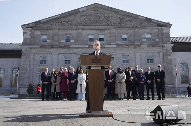 [오타와=AP/뉴시스] 마크 카니 캐나다 신임 총리가 지난 14일(현지 시간) 오타와 리도홀에서 취임식을 한 뒤 기자회견 하고 있다. 2025.03.18.
