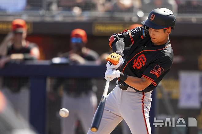 [피오리아=AP/뉴시스] 샌프란시스코 자이언츠의 이정후가 27일(현지 시간) 미 애리조나주 피오리아 스타디움에서 열린 2025 MLB 시범경기 시애틀 매리너스와 경기 1회 초 뜬공을 치고 있다. 이정후는 2타수 무안타 1볼넷 1득점을 기록했고 샌프란시스코는 6-4로 승리했다. 2025.02.28.