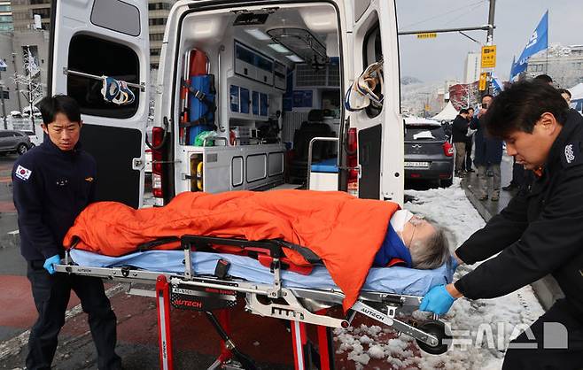 [서울=뉴시스] 김명원 기자 =18일 오전 서울 종로구 광화문 앞 농성장에서 단식 농성중인 민형배 더불어민주당 의원이 구급대에 의해 병원으로 이송되고 있다. 2025.03.18. kmx1105@newsis.com