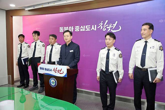 [창원=뉴시스] 강경국 기자 = 이상기 경남 창원소방본부장이 18일 창원시청 프레스센터에서 창원시 소방 정책과 관련해 브리핑을 하고 있다. (사진=창원시청 제공). 2025.03.18. photo@newsis.com *재판매 및 DB 금지