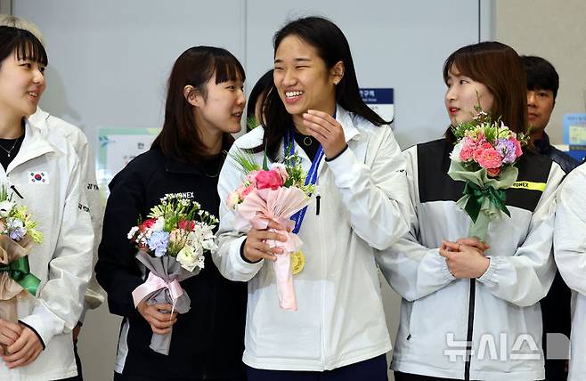 [인천공항=뉴시스] 박주성 기자 = 2년 만에 전영오픈 배드민턴선수권대회 정상에 복귀한 안세영이 18일 오후 인천국제공항을 통해 귀국, 꽃다발을 들고 기념촬영을 하고 있다. 2025.03.18. park7691@newsis.com