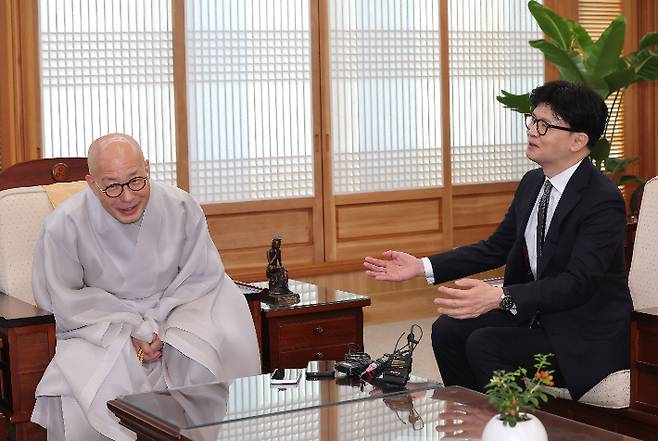 국민의힘 한동훈 전 대표가 17일 서울 종로구 조계사에서 조계종 총무원장 진우 스님을 예방하고 있다. 연합뉴스