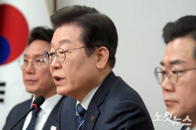 더불어민주당 이재명 대표가 17일 서울 여의도 국회에서 열린 최고위원회의에서 모두발언을 하고 있다. 윤창원 기자