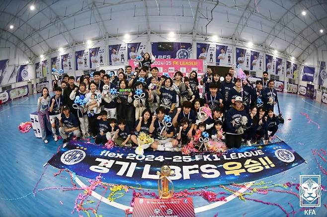 '경기 LBFS' 풋살팀이 'flex 2024-25 FK League1' 대회에서 전승(15전 15승) 우승을 달성한 후 관계자 등과 기념 촬영을 하고있다. 한국풋살연맹 제공