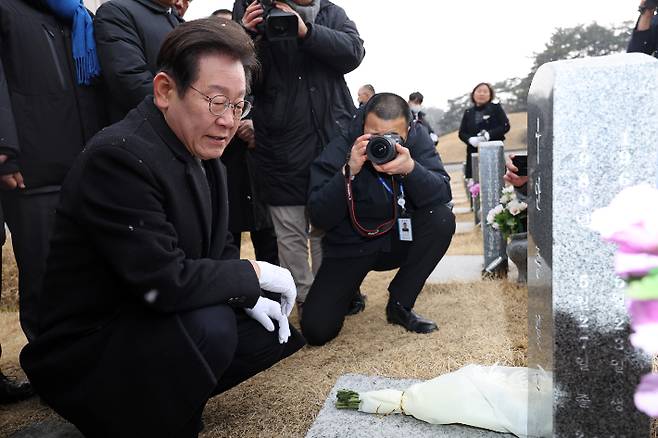 18일 오전 광주 북구 운정동 국립5·18민주묘지에서 더불어민주당 이재명 대표가 안종필 열사 묘역을 찾아 참배하고 있다. 연합뉴스