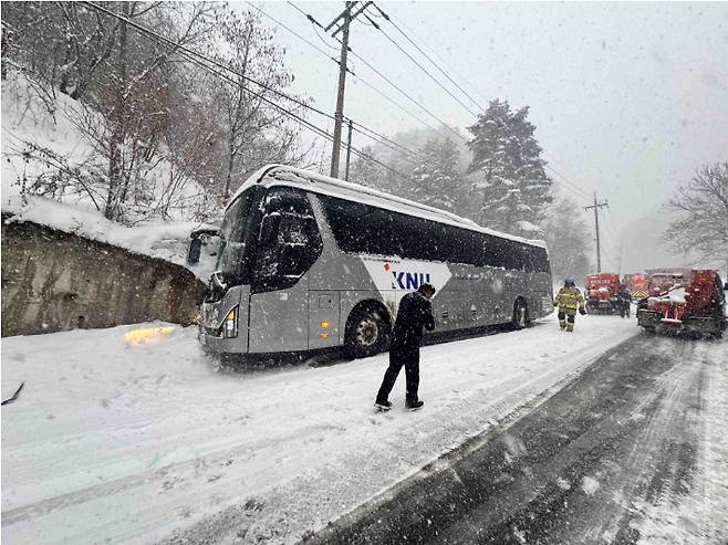 18일 오후 4시쯤 삼척시 도계읍 황조리에서 대학생 등 40여 명을 태운 통학버스가 눈길에 미끄러지는 사고가 발생해 학생들이 갇혀있다 소방당국에 구조되기도 했다. 강원소방본부 제공