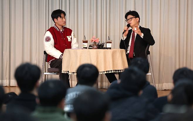 국민의힘 한동훈 전 대표가 18일 대구 북구 경북대학교 경하홀에서 열린 '개헌, 시대를 바꾸자'를 주제로 한 청년 토크쇼에 참석해 대학생들의 질문에 답변하고 있다. 연합뉴스