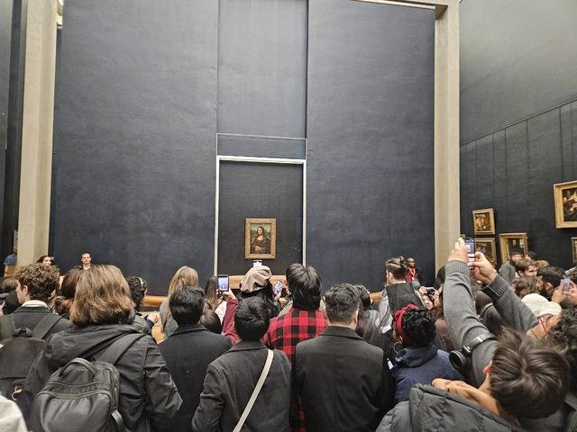 프랑스 파리 루브르 박물관에 전시된 모나리자 그림.