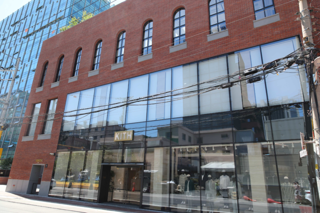 서울 성동구 성수동에 붉은 벽돌로 조성된 패션 브랜드 ‘키스(KITH)’ 한국 1호점. 성동구청