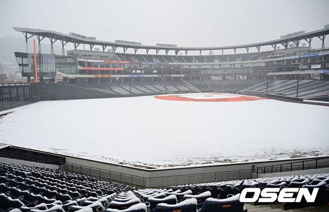 [OSEN=대전, 김성락 기자] 한파 콜드게임으로 끝난 데 이어 강설 취소가 결정됐다.&nbsp;18일 오후 1시 대전 한화생명볼파크에서 열릴 예정이었던 한화 이글스와 삼성 라이온즈의 2025 프로야구 시범경기 최종전이 강설 취소로 열리지 않았다. 폭설로 눈 쌓인 한화생명볼파크. 2025.03.18 / ksl0919@osen.co.kr
