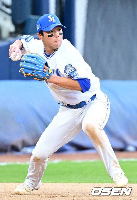 [OSEN=대구, 김성락 기자] 13일 오후 대구 삼성라이온즈파크에서 2024 신한 SOL뱅크 KBO 포스트시즌 플레이오프 1차전 삼성 라이온즈와 LG 트윈스의 경기가 열렸다. 8회초 1사 1루 삼성 3루수 김영웅이 LG 박동원의 3루수 땅볼 타구를 처리하고 있다. 2024.10.13 / ksl0919@osen.co.kr