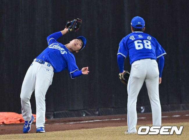 [OSEN=대전, 김성락 기자] 프로야구 한화 이글스가 새 홈구장 대전 한화생명볼파크 공식 첫 경기에서 이겼다.&nbsp;5회말 2사 2루 한화 권광민의 외야플라이 때 삼성 좌익수 함수호가 타구를 잡아내고 있다. 2025.03.17 / ksl0919@osen.co.kr