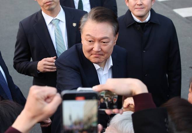 석방된 윤석열 대통령이 8일 오후 서울 용산구 한남동 관저 입구에서 지지자들에게 인사하고 있다. 뉴시스