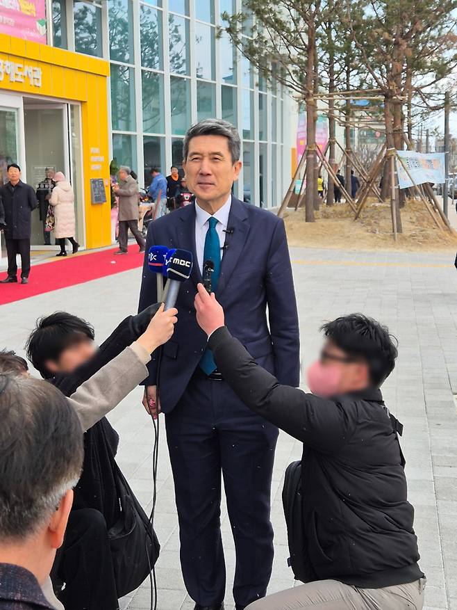 이강덕 포항시장이 인터뷰를 하고 있다.