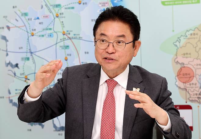 이철우 경북도지사가 세계일보와 인터뷰에서 “서울중앙지법이 윤석열 대통령 구속을 취소하면서 공수처가 내란죄를 수사할 수 있는 법적 근거가 명확하게 존재하지 않는다는 것을 확인했다”며 “탄핵 심판은 각하돼야 한다”고 강조하고 있다.&nbsp; 이제원 기자