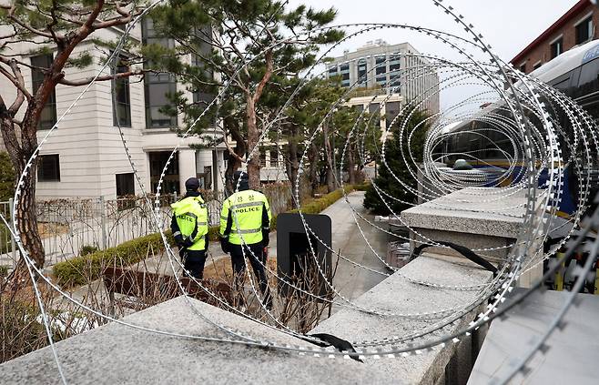 윤석열 대통령 탄핵&nbsp;심판 선고가 임박한 18일 오후 서울 종로구 헌법재판소에 철조망이 설치돼 있다. 뉴시스