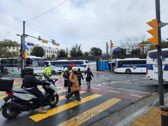 18일 오전 서울 종로구 헌법재판소 앞 거리에 경찰 차벽이 설치돼 있다.
