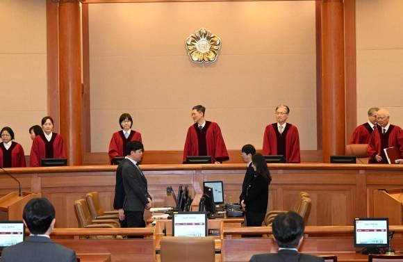 문형배 헌법재판소장 권한대행을 비롯한 헌법재판관들이 18일 서울 종로구 헌법재판소에서 열린 박성재 법무부 장관의 탄핵심판 첫 변론에 입장하고 있다. 연합뉴스