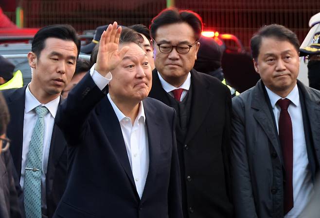 서울구치소에서 석방된 윤석열 대통령이 3월8일 서울 한남동 관저 앞에서 차에서 내려 지지자들에게 인사하고 있다. ⓒ연합뉴스