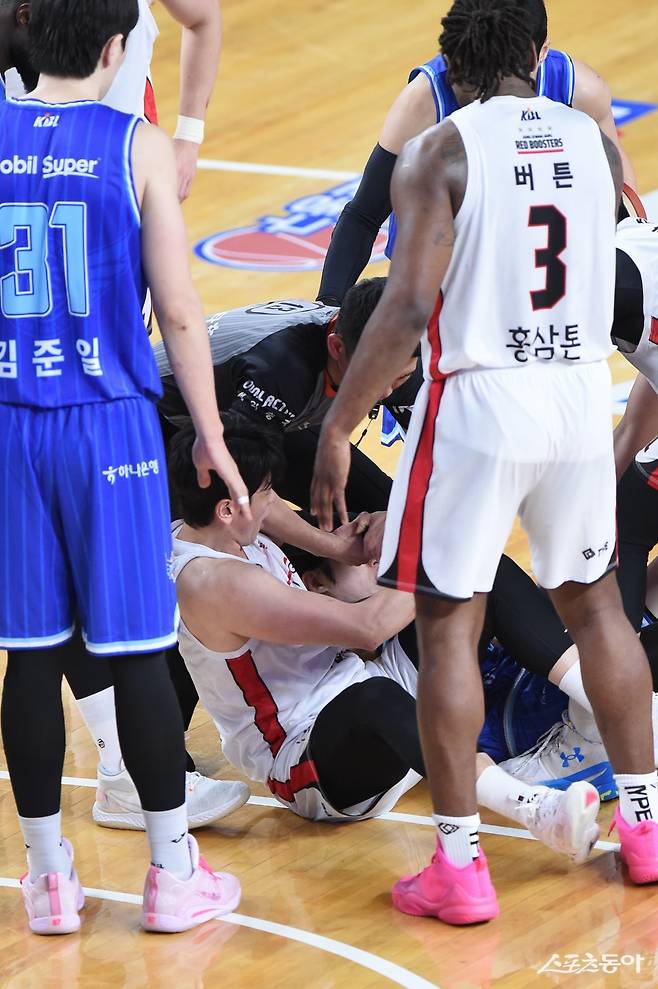 12일 대구체육관에서 벌어진 가스공사-정관장전. 심판이 정관장 변준형(아래 왼쪽)과 가스공사 박지훈이 볼을 다툰 이후 점프볼이 선언됐는데도 엉켜있자 제지하고 있다. 이 장면 이후 양 팀 선수들은 감정적인 플레이를 이어가면서 눈살을 찌푸리게 했다. 사진제공|KBL
