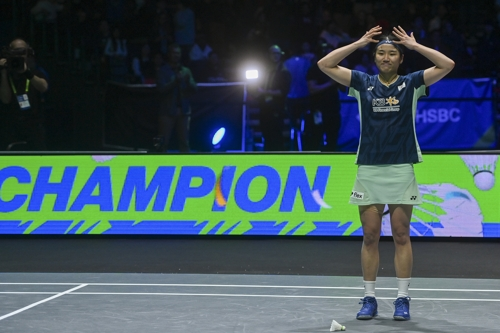 안세영이 17일 전영오픈 여자단식에서 우승을 확정한 뒤 왕관을 쓰는 세리머니를 하고 있다. 신화연합뉴스