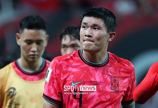 ▲ 김민재의 아킬레스건 부상이 현실화되면서 바이에른 뮌헨과 한국 대표팀 모두 당분간 후방 전력을 100% 가동할 수 없게 됐다. 다만 구단 측에서 수술이 아닌 재활과 휴식을 통한 복귀를 천명하고 있어 4월 챔피언스리그 일정에는 맞춰 돌아올 수 있을 것으로 보인다. ⓒ곽혜미 기자