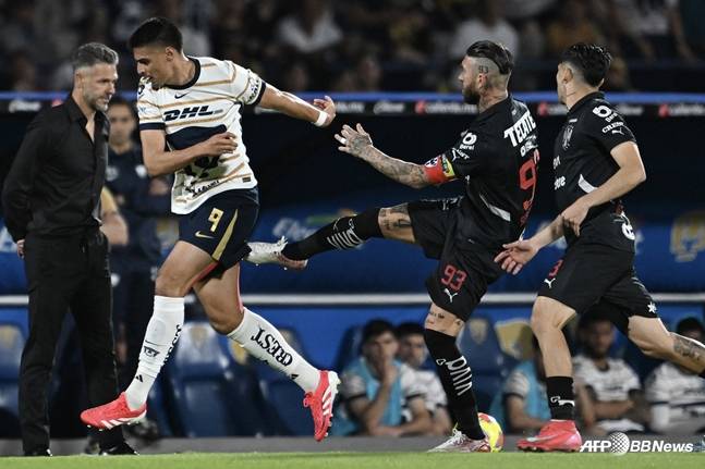 라모스(오른쪽에서 2번째)가 싸커킥을 하고 있는 모습. /AFPBBNews=뉴스1