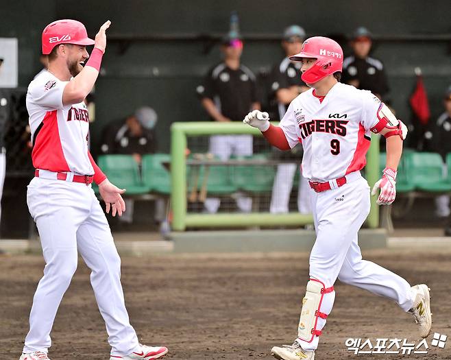 3일 오후 일본 오키나와 킨 구장에서 열린 KT 위즈와 KIA 타이거즈의 연습경기, 4회말 KIA 윤도현이 투런 홈런을 날린 후 위즈덤과 하이파이브를 하고 있다. 엑스포츠뉴스 DB