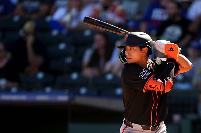 샌프란시스코 자이언츠 외야수 이정후가 가라앉지 않는 허리 통증으로 MRI(자기공명영상) 검진을 받는다. 이정후는 2025시즌 시범경기 12경기에 출전해 9안타, 2홈런, 4볼넷, 5타점, 타율 0.300, 출루율 0.400, 장타율 0.567를 기록하며 활약했으나 14일 텍사스전 이후 허리 통증으로 결장했다. 연합뉴스