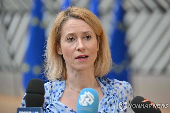취재진 질문에 답하는 EU 외교안보 고위대표 (브뤼셀 AFP=연합뉴스) 카야 칼라스 EU 외교안보 고위대표가 17일(현지시간) 벨기에 브뤼셀에서 열린 EU 외교장관회의에서 취재진 질문에 답하고 있다. 2025.3.17 photo@yna.co.kr [재판매 및 DB 금지]
