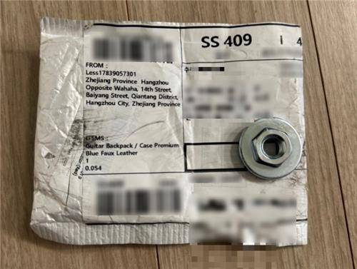 알리에서 엉뚱한 물건이 배송된 사례 [네이버 카페 캡처. 재판매 및 DB 금지]
누리꾼이 "알리에서 일렉 기타 보관 케이스를 구매했는데 너트 하나만 달랑 왔다"며 올린 사진.