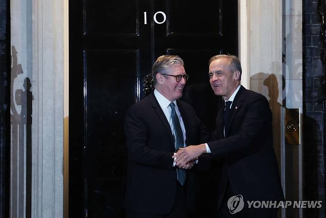 다우닝가 10번지에서 만난 스타머 총리와 카니 총리 [EPA 연합뉴스]