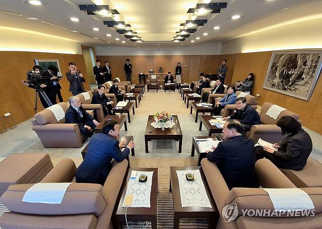 속초시, 일본 도야마시와 간담회 (도야마<일본 도야마현>=연합뉴스) 류호준 기자 = 지난 7일 오전 일본 도야마(富山)현 도야마(富山)시 시청에서 강원 속초시와 일본 도야마시가 간담회를 하고 있다. 2025.3.7 ryu@yna.co.kr