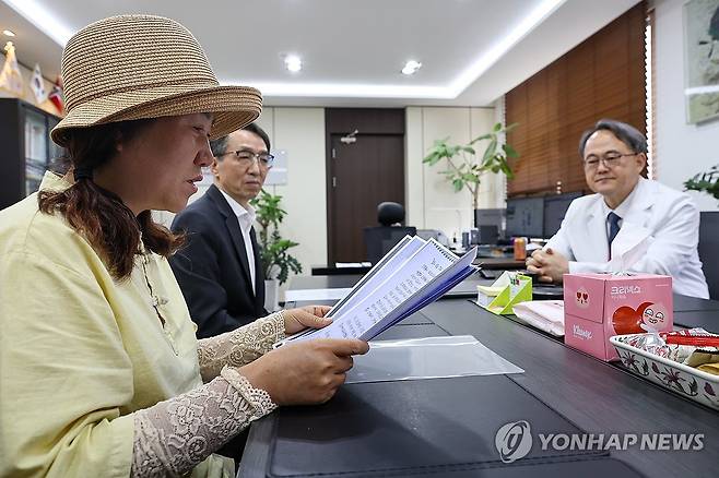 ‘의료진 선생님들 정말 감사합니다’ (서울=연합뉴스) 윤동진 기자 = ‘의료 현장을 지키는 의료진께 드리는 감사 편지’를 전달하기 위해 17일 오후 서울 중구 국립중앙의료원을 찾은 한국 중증질환 연합회 회원이 암환우가 쓴 편지를 읽고 있다. 2024.5.17 mon@yna.co.kr