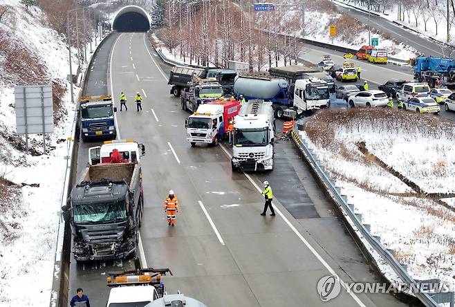 남해고속도로 차량 41대 연쇄 추돌사고 (보성=연합뉴스) 조남수 기자 = 18일 오전 10시 47분께 전남 보성군 남해고속도로 목포 방향 초암산터널 인근에서 눈길에 차량이 미끄러지며 연쇄 추돌사고가 발생했다. 사진은 소방과 경찰 등 관계자들이 수습 중인 사고 현장. 2025.3.18 iso64@yna.co.kr
