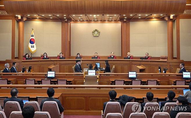 박성재 법무부 장관 탄핵심판 첫 변론 (서울=연합뉴스) 서대연 기자 = 18일 서울 종로구 헌법재판소에서 박성재 법무부 장관의 탄핵심판 첫 변론이 열리고 있다. 
    왼쪽부터 정계선, 김복형, 정정미, 이미선, 문형배, 김형두, 정형식, 조한창 헌재 재판관. 2025.3.18 [공동취재] dwise@yna.co.kr