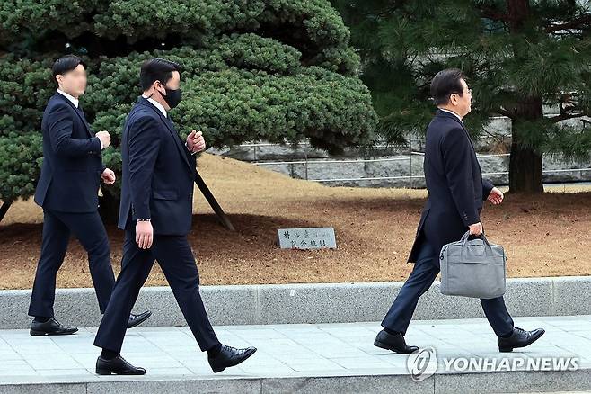 신변 위협 받는 이재명 대표 '밀착 경호' (서울=연합뉴스) 김주성 기자 = 최근 신변 위협 우려가 제기된 더불어민주당 이재명 대표가 17일 경호원들의 보호를 받으며 서울 여의도 국회 경내를 걷고 있다. 
    경찰은 이 대표에 대한 살해 협박 등 위협이 계속됨에 따라 첩보 수집 활동을 강화하는 한편 신변보호 방안을 당과 협의 중이다. 2025.3.17 utzza@yna.co.kr
